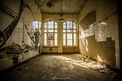 Ein Zimmer mit einer zerbrochenen Decke und einem zerbrochenen Fenster